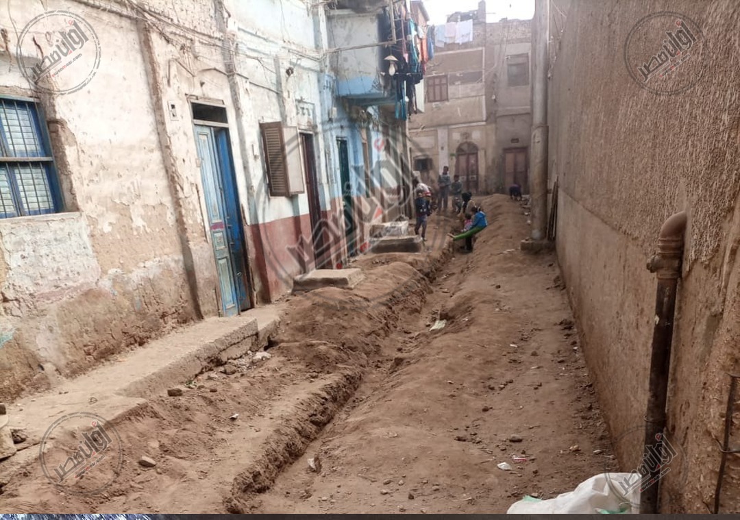 بالصور.. شوارع أخميم غرقت في شبر ميه والأهالي يتهمون شركة المياه بالإهمال 2