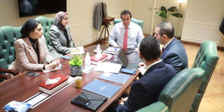 وزير الصحة يبحث مع ممثلي صندوق مصر السيادي فرص الاستثمار فى المجال الصحي 1