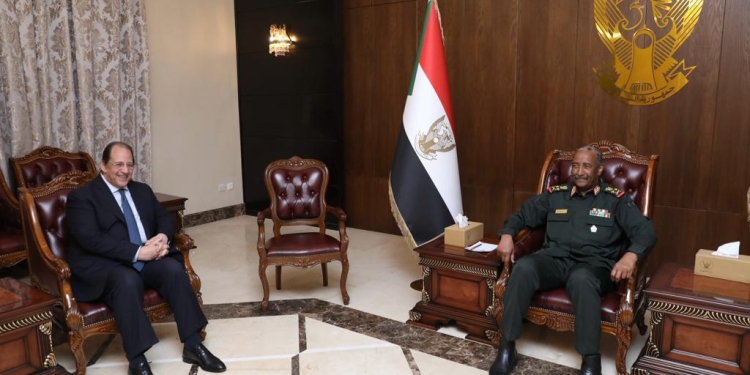 اللواء عباس كامل ينقل رسالة رسالة شفهية من السيسي إلى رئيس السيادة السوداني 1