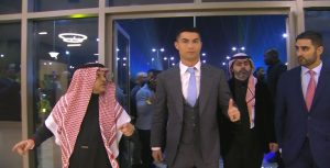 بالصور.. وصول رونالدو إلى ملعب مرسول بارك من أجل حفل تقديمه لاعبًا في النصر السعودي 2