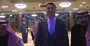 بالصور.. وصول رونالدو إلى ملعب مرسول بارك من أجل حفل تقديمه لاعبًا في النصر السعودي 3