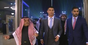 بالصور.. وصول رونالدو إلى ملعب مرسول بارك من أجل حفل تقديمه لاعبًا في النصر السعودي 4