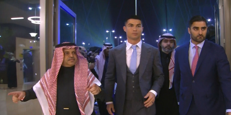 بالصور.. وصول رونالدو إلى ملعب مرسول بارك من أجل حفل تقديمه لاعبًا في النصر السعودي 1