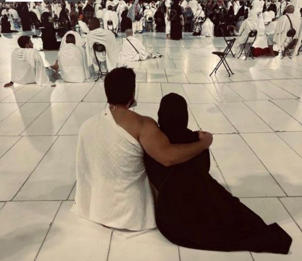 تامر حسني وزوجته بسمة بوسيل يستقبلان العام الجديد بأداء العمرة 1