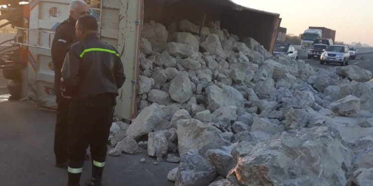 انقلاب سيارة نقل ثقيل محملة بأحجار رخامية بطريق محور 30 يونيو | صور 1