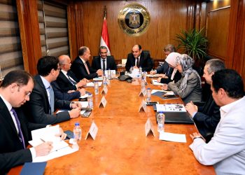 وزير التجارة يبحث في اجتماع موسع فرص ومقومات تطوير صناعة الجلود والمنتجات الجلدية في مصر