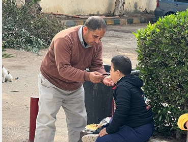 صورة خطفت قلوب المصريين.. معلم يطعم تلميذا من ذوى الهمم فى رحلة 1