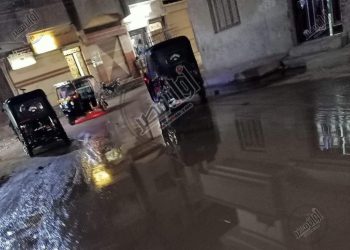 بالصور.. شوارع أخميم غرقت في شبر ميه والأهالي يتهمون شركة المياه بالإهمال 5