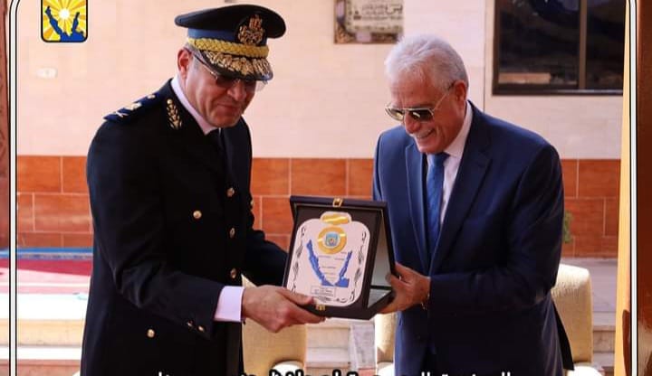 محافظ جنوب سيناء ومدير الأمن يضعان إكليلا من الزهور على النصب التذكارى لشهداء الشرطه 3