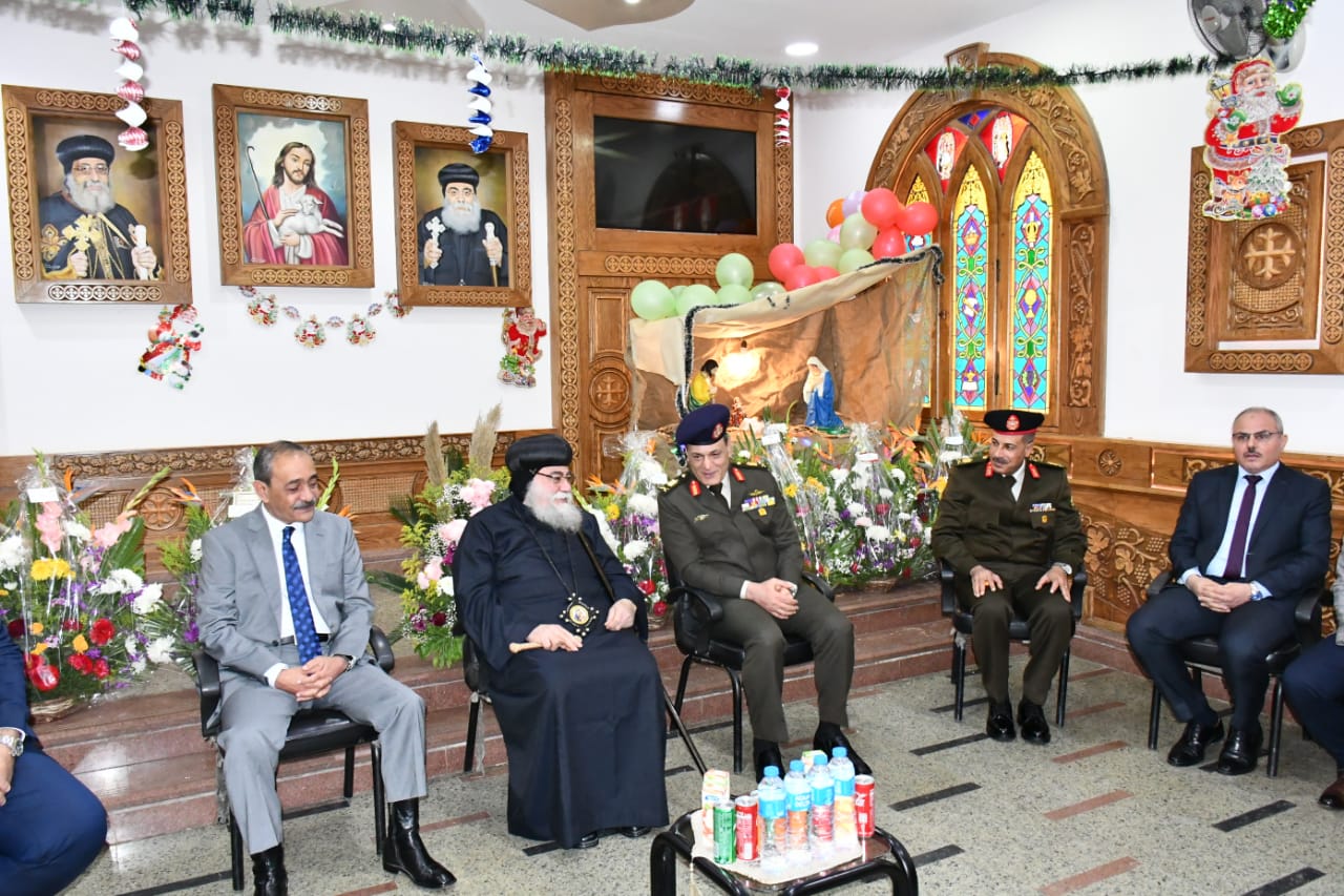 قائد الجيش الثانى الميداني و مدير الإمن الإسماعيلية في زيارة للكنائس مُقدمين التهنئة بعيد الميلاد المجيد 2