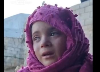كل العالم دفيانين وأختي ماتت من البرد.. دموع طفلة سورية تجتاح مواقع التواصل الاجتماعي 1