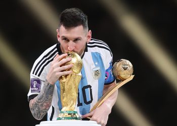 ميسي يهدي لاعبي منتخب الأرجنتين 35 هاتفا ذهبيا 5