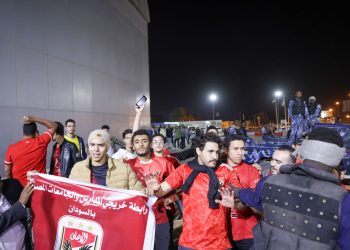 الجماهير تستقبل الأهلي في مطار الخرطوم استعدادا لـ مباراة الهلال 10