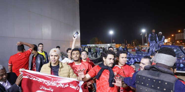 الجماهير تستقبل الأهلي في مطار الخرطوم استعدادا لـ مباراة الهلال 1