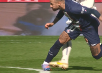 نيمار يتعرض لإصابة قوية في مباراة فريقه باريس سان جيرمان في الدوري الفرنسي 2