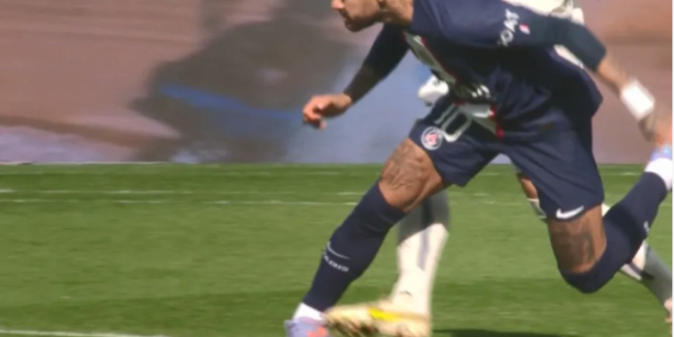 نيمار يتعرض لإصابة قوية في مباراة فريقه باريس سان جيرمان في الدوري الفرنسي 1