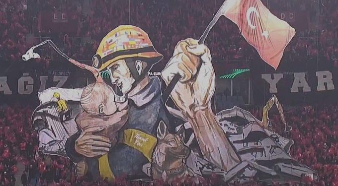 « تيفو » يبهر العالم من جماهير طرابزون سبور لـ عمال إنقاذ الزلزال في تركيا 1