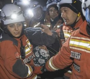 بالصور | إنقاذ مسنة تركية من تحت الأنقاض بعد قضاء 122 ساعة 2