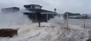 العاصفة جابرييل في نيوزيلندا تقطع الكهرباء عن آلاف المنازل | صور وفيديو 2