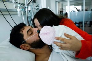 شاهد| تركي يلتقي طفلته للمرة الأولى بعد أن قضى 11 يومًا تحت أنقاض الزلازل 3