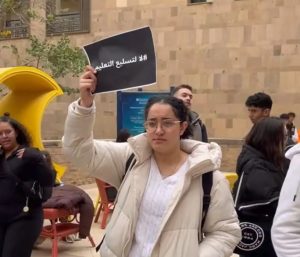بالصور.. وقفة احتجاجية لطلاب الجامعة الأمريكية بالقاهرة لهذا السبب 2