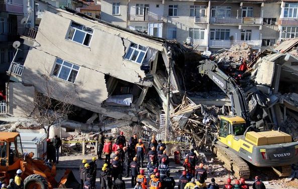 فيديو يخطف القلوب.. أب تركي يبحث عن أطفاله العالقين في منزلهم بعد الزلزال 1