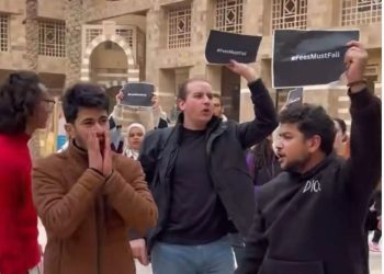 بالصور.. وقفة احتجاجية لطلاب الجامعة الأمريكية بالقاهرة لهذا السبب 5