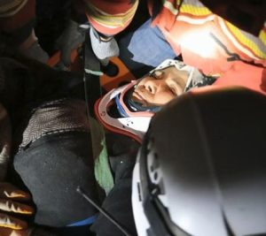 بالصور | إنقاذ مسنة تركية من تحت الأنقاض بعد قضاء 122 ساعة 3