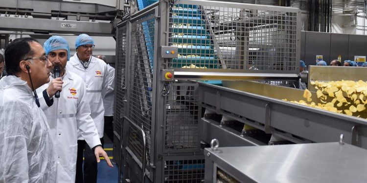 رئيس الوزراء يتفقَّد خط إنتاج جديد لشركة "شيبسي" للصناعات الغذائية | صور 1