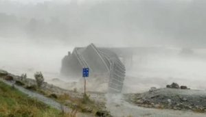 العاصفة جابرييل في نيوزيلندا تقطع الكهرباء عن آلاف المنازل | صور وفيديو 3