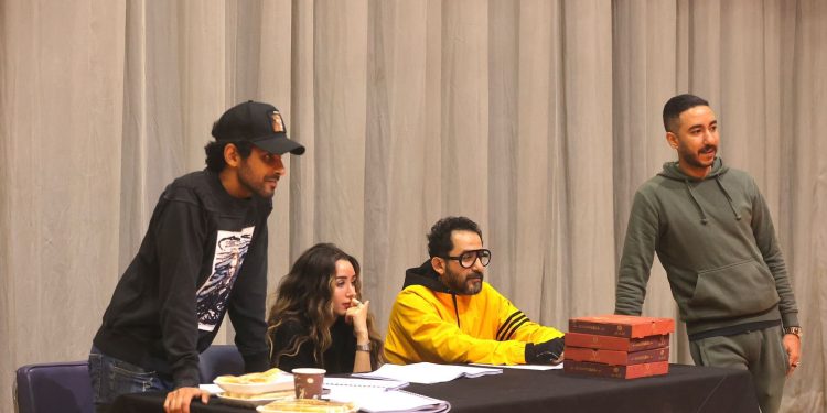 أحمد حلمي وهنا الزاهد و حميدي الميرغني في كواليس بروفات مسرحية"ميمو" (صور) 1