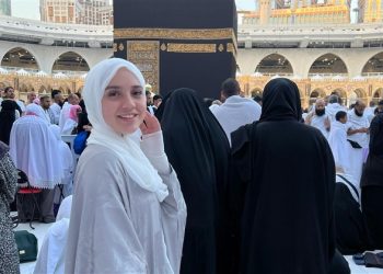 بالتزامن مع ذكرى وفاة والدها وجدها.. رنا رئيس تؤدي العمرة (صور) 4