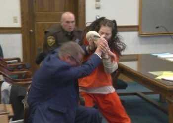 شاهد.. امرأة تعتدي على محاميها داخل قاعة المحكمة في أمريكا 1