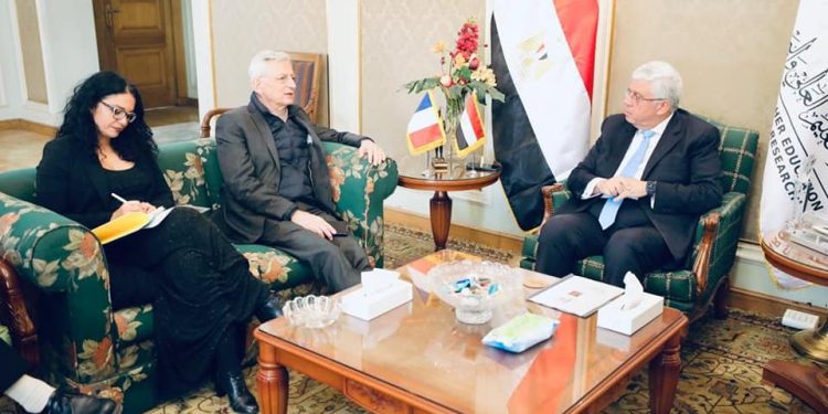 وزير التعليم العالي يلتقي سفير فرنسا بالقاهرة لبحث التعاون المشترك بين البلدين