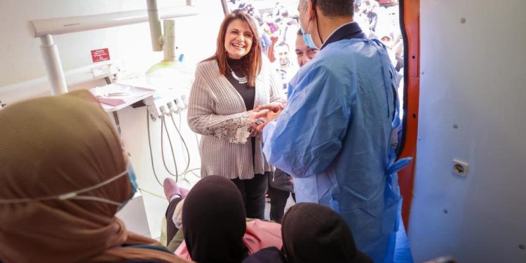 الصحة: تنظيم قافلة طبية للأسنان بحي الأسمرات بمشاركة خبير مصري بالخارج
