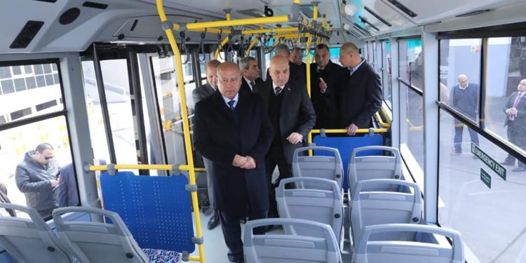 وزير النقل يتفقد النموذج الأولى لأوتوبيسات BRT العاملة بالكهرباء صديقة البيئة