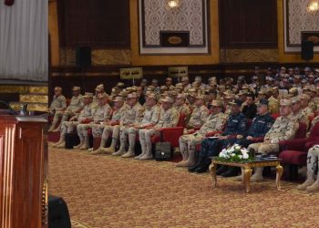 وزير الدفاع يلتقي عددا من القادة والضباط المعينين لتولي الوظائف القيادية