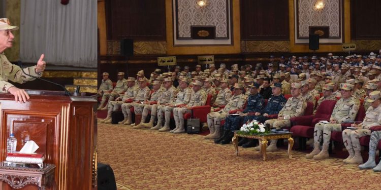 وزير الدفاع يلتقي عددا من القادة والضباط المعينين لتولي الوظائف القيادية