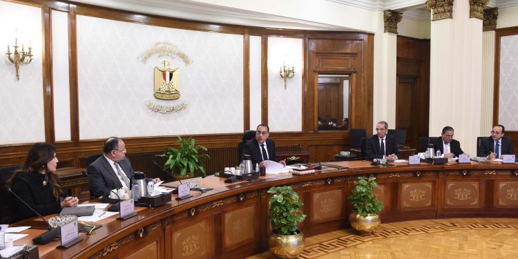 رئيس الوزراء يتابع جهود توطين صناعة التليفون المحمول في مصر 1
