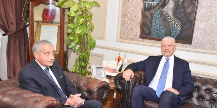 وزير التموين يبحث مع وفد بنك الاستثمار الأوروبي تمويل مشروعات الصوامع بمصر