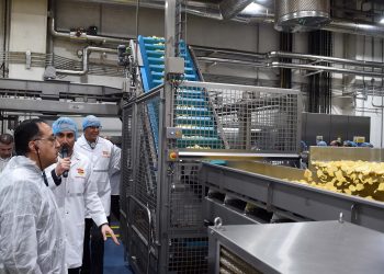 رئيس الوزراء يتفقَّد خط إنتاج جديد لشركة "شيبسي" للصناعات الغذائية 7