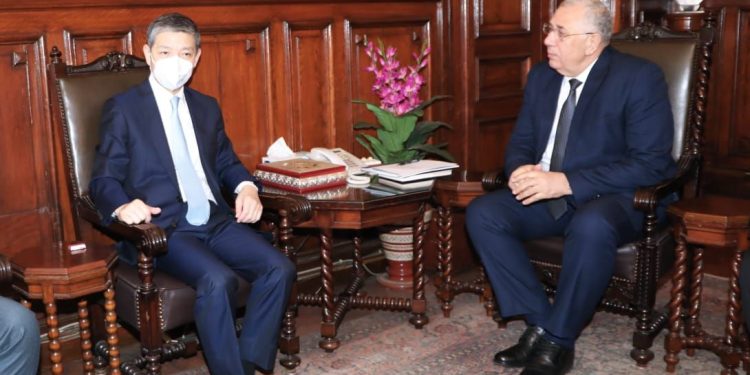 القصير يلتقي بالسفير الصيني بالقاهرة لبحث آفاق التعاون المشترك