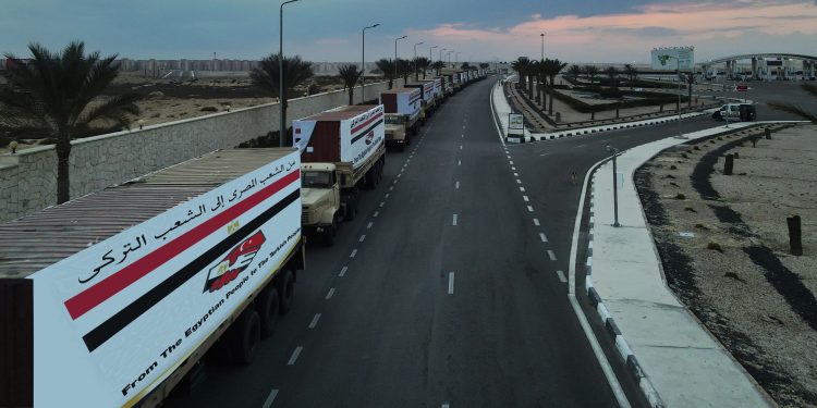 عاجل| مصر ترسل قافلة تتضمن مئات الأطنان من المساعدات لـ سوريا وتركيا بحراً (فيديو وصور) 1