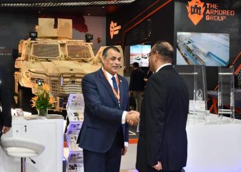 وزير الإنتاج الحربي يتفقد جناح الوزارة بمعرض الدفاع الدولي في الإمارات