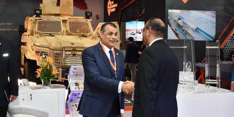 وزير الإنتاج الحربي يتفقد جناح الوزارة بمعرض الدفاع الدولي في الإمارات
