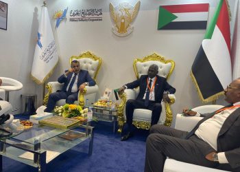 وزير الإنتاج الحربي يلتقى وزير الدفاع السوداني بمعرض "IDEX 2023" بالإمارات