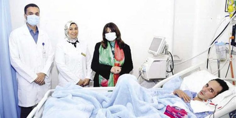 وزيرة الهجرة تتابع حالة الشاب المصري العائد من موزمبيق.. بعد 5 أشهر من الرعاية الطبية في مصر
