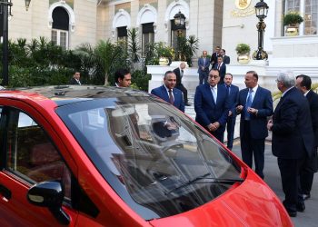 رئيس الوزراء يعقد اجتماعاً لاستعراض مشروع "تصنيع سيارة كهربائية مصرية" 3