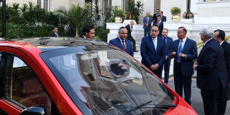 رئيس الوزراء يعقد اجتماعاً لاستعراض مشروع "تصنيع سيارة كهربائية مصرية" 1
