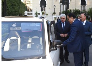 رئيس الوزراء يعقد اجتماعاً لاستعراض مشروع "تصنيع سيارة كهربائية مصرية" 4